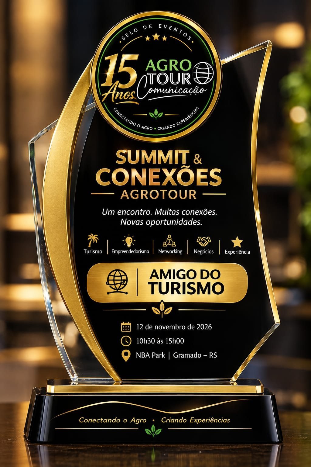 Troféu comemorativo de 15 anos do Agrotour Grupo de Comunicação, em acrílico preto com detalhes dourados, com o selo de 15 anos e o nome Summit & Conexões Agrotour